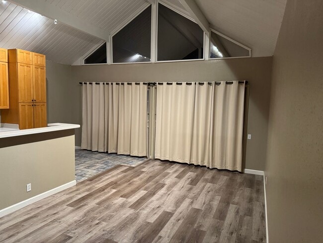 Building Photo - Lovely, 2 Bedroom 1.5 bath townhome nestle...