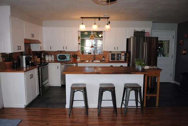 Building Photo - 5907 Princess Jeanne Ave NE