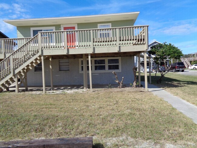 Building Photo - Nice updated unit on the north end of the Island