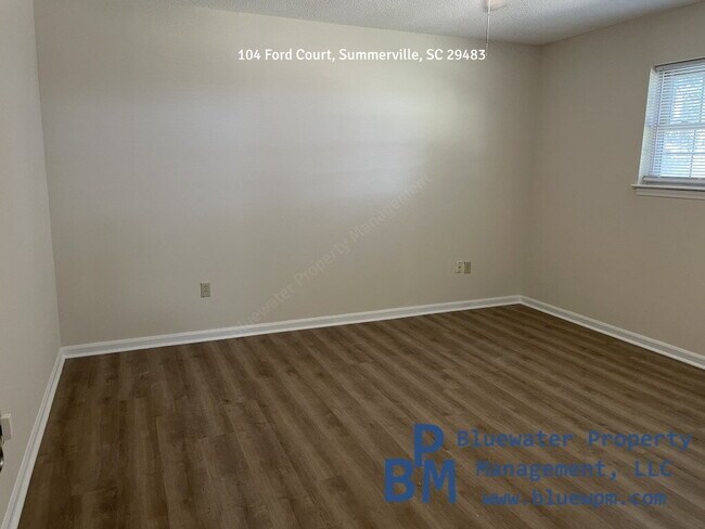 Foto del edificio - Remodeled Home - New LVP Flooring, Paint, ...