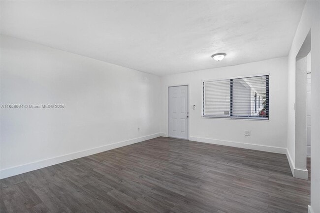 Foto del edificio - 7600 Pembroke Rd