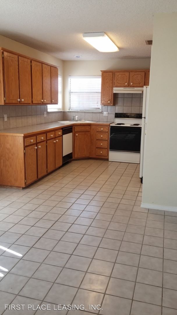 Building Photo - 3 br, 2 bath House - 124 Lockwood Dr.