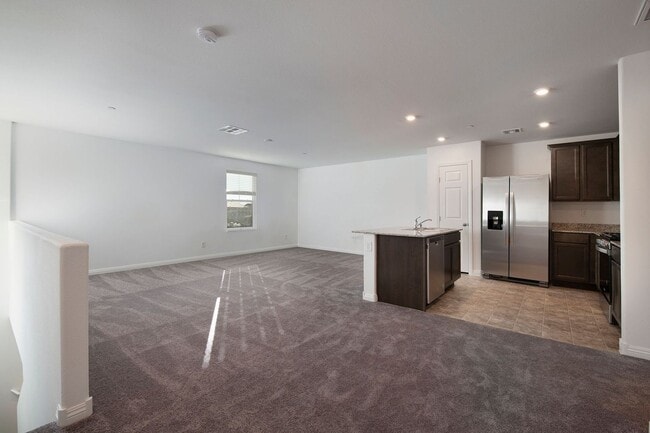 Foto del edificio - Newer Townhome - 3 Bedrooms + 2 Car Garage - E Craig & Nellis