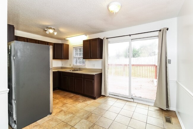 Building Photo - Charming 3 Bed, 2.5 Bath Rental in Greensb...