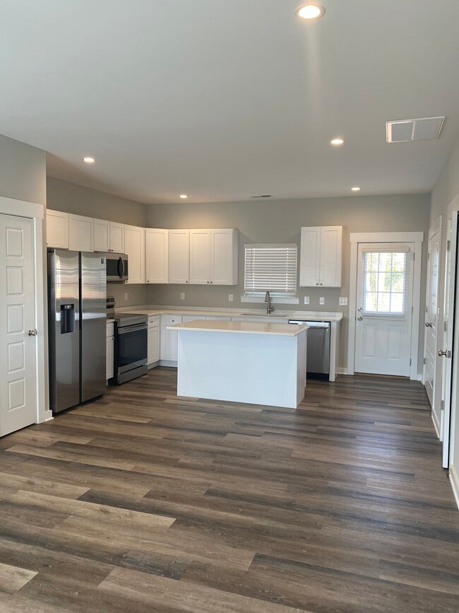 Building Photo - 2512 Villa Dr NW