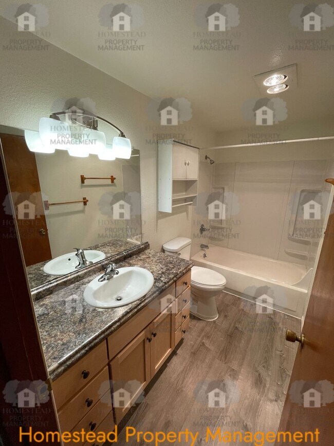 Foto del edificio - HARD TO FIND 4 BEDROOM!