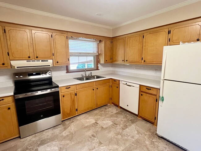 Building Photo - Three bedroom, 1.5 bath house in Southern ...