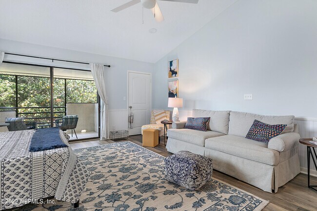 Foto del edificio - 649 Summer Pl