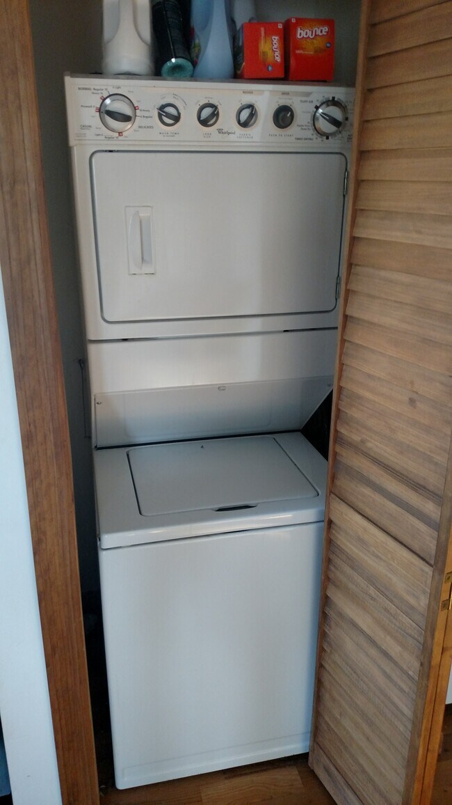 In-Unit Laundry - 1148 W Belmont Ave