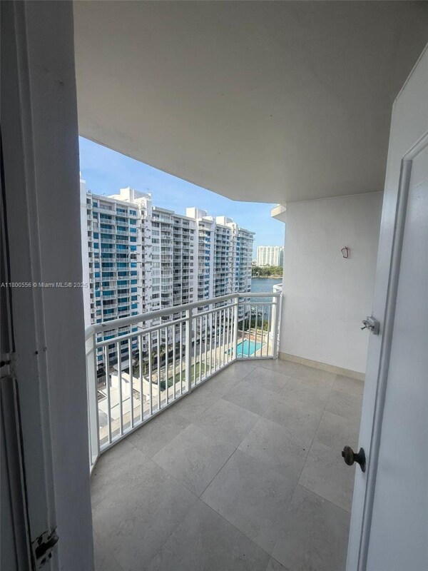 Foto del edificio - 18021 Biscayne Blvd