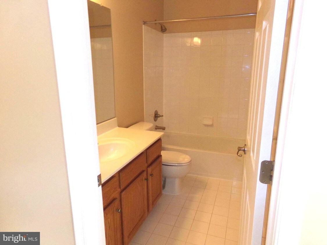 Primary Photo - 8222 Gunston Commons Way