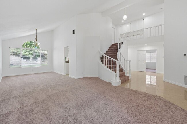 Foto del edificio - SPACIOUS 4 BEDROOM, 3 BATH HOME WITH 3-CAR GARAGE!