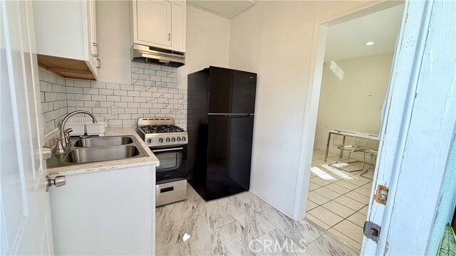 Foto del edificio - 8146 Matilija Ave