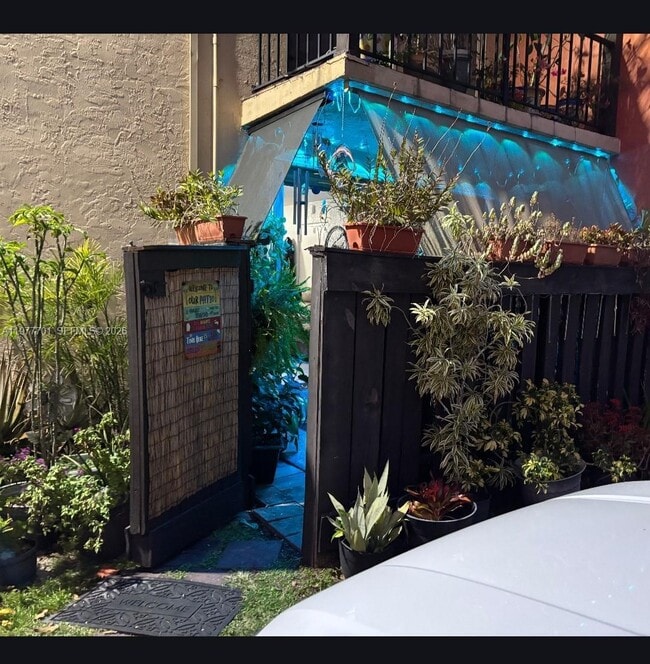 Building Photo - 10834 N Kendall Dr