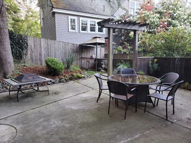Backyard shared. - 1867 SW 14th Ave