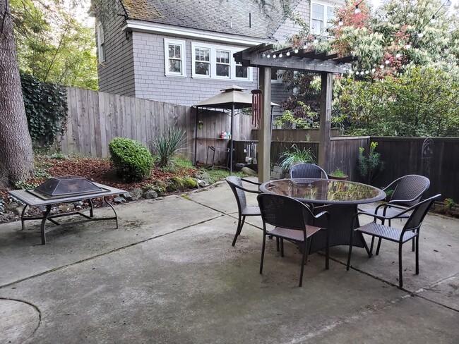 Backyard shared. - 1867 SW 14th Ave