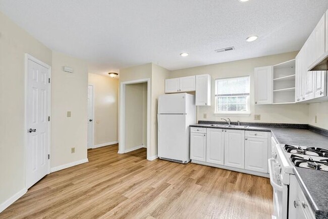 Building Photo - 3 BR/ End UNIT/ FIRE PLACE! Cozy townhouse...