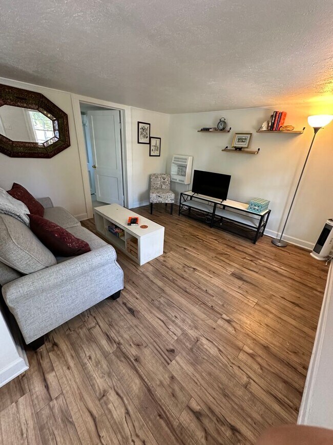 Foto del edificio - Furnished One Bedroom Cottage Available in...