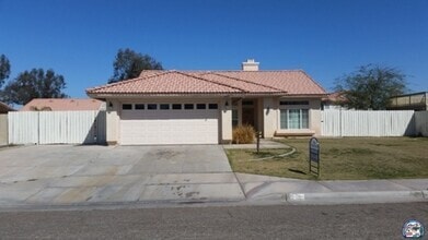 Building Photo - 545 Sagebrush St