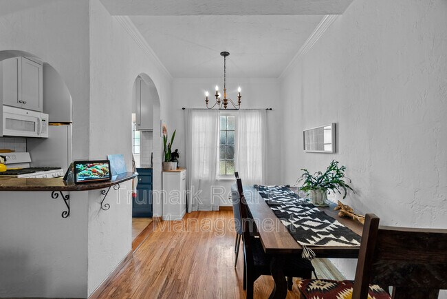 Building Photo - 73 1/2 N Catalina Ave