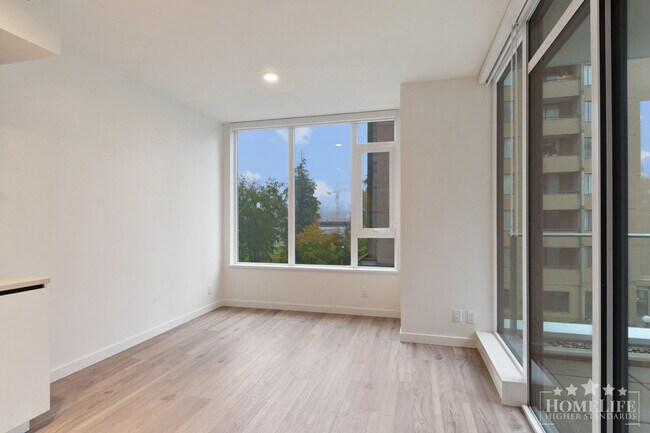 Photo du bâtiment - Beautiful 1 Bed + Flex Condo in University District – Surrey City Centre