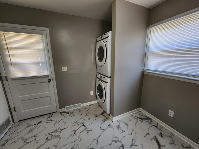 Building Photo - 317 Ashgrove Dr