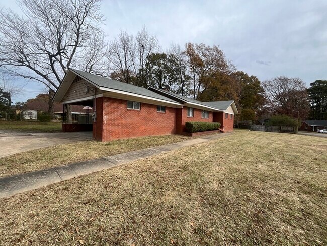 Building Photo - 1634 Oakwood Dr