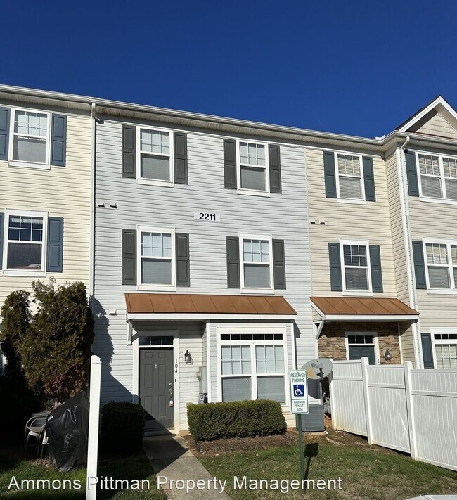 Building Photo - 3 br, 2.5 bath House - 2211 Raven Road Uni...