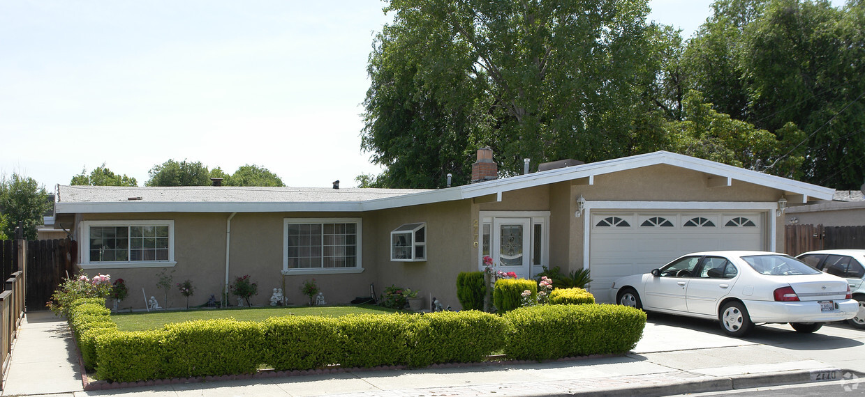 Primary Photo - 2770 Broadmoor Ave