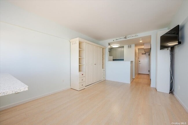 Building Photo - 250 Shore Rd