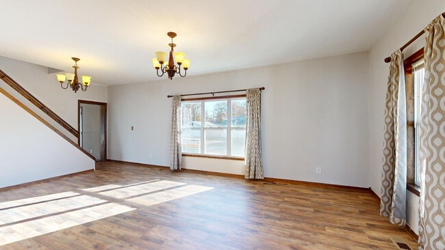 Building Photo - AVAILABLE DECEMBER 16th! Large 4 Bedroom H...