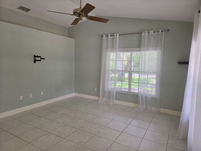 Foto del edificio - "Charming 2-Bed, 2-Bath North Port Retreat with Gleaming Hardwood Floors!"