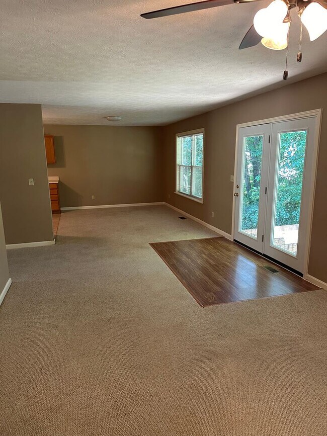 Building Photo - Recently Renovated 2 Bedroom, 1.5 Bath New...
