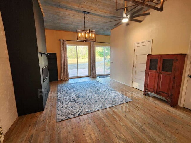 Building Photo - 20 Lilac Ln