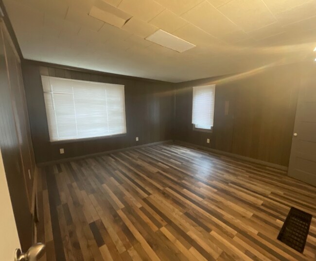 Building Photo - 820 Throop St