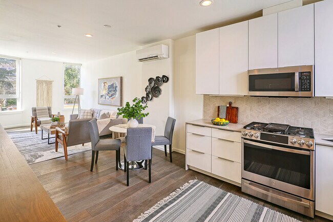 Sube una escalera hasta el piso principal, donde hay una gran sala de estar y cocina. - 818 N 47th St