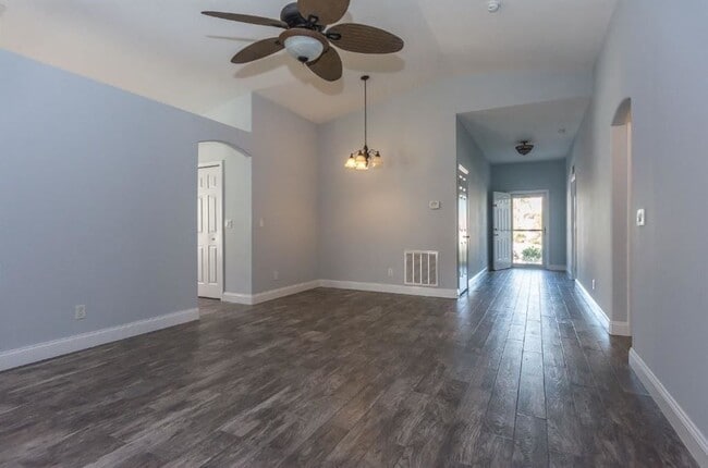 Building Photo - 868 Greenleaf Cir