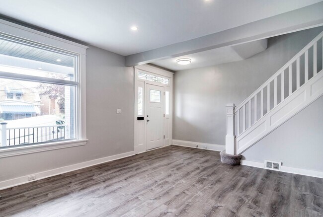 Foto del edificio - Stunning 4 bedroom home in Beechview available August 1!