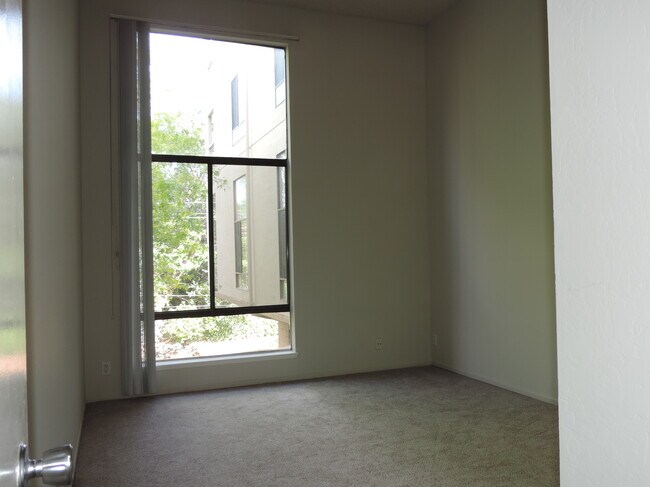 Foto del edificio - 310 N Civic Dr