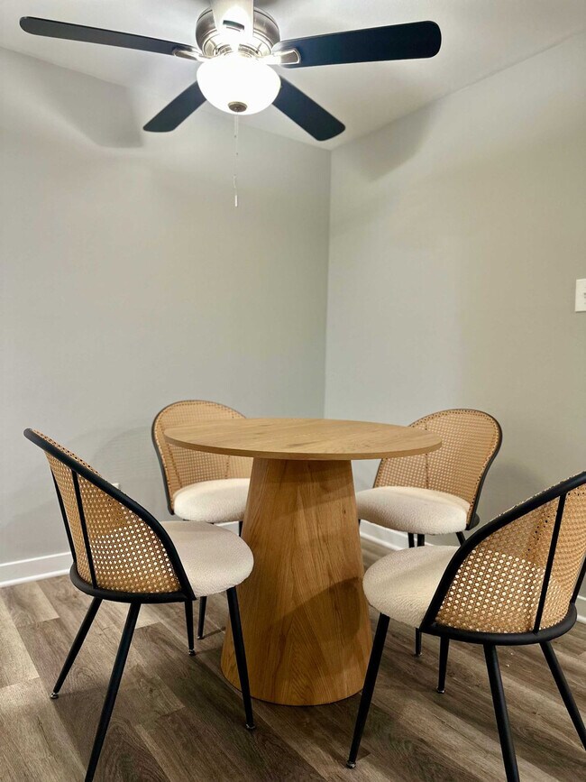 Foto del edificio - 3161 N Cambridge Ave