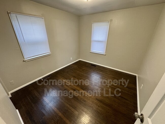 Building Photo - 1521 W 22nd Terrace