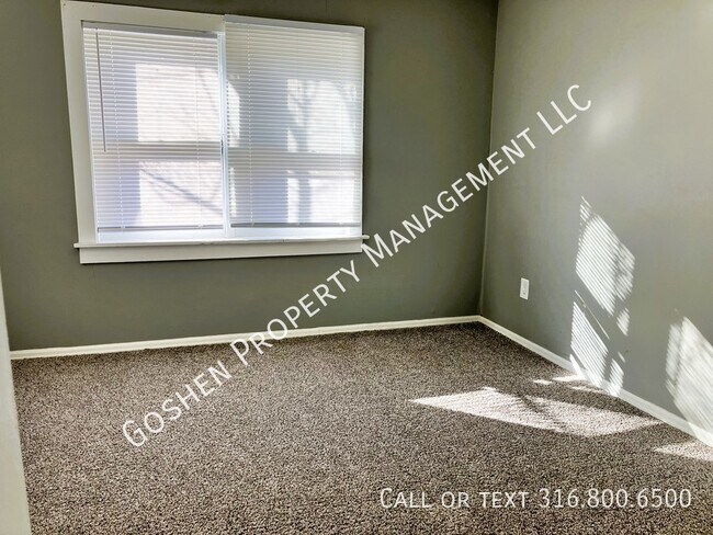 Building Photo - 3 Bedroom 1 Bath Home lots of square footage