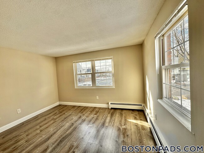 Building Photo - 71 Bernier St