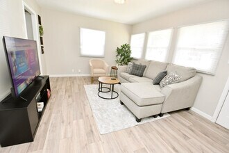 Building Photo - 517 Napoleon St