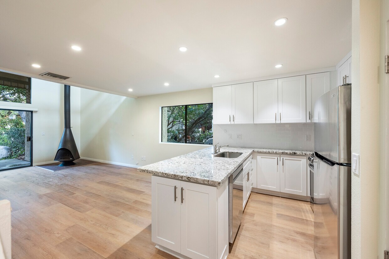 Foto principal - 4900 E Chapman Ave