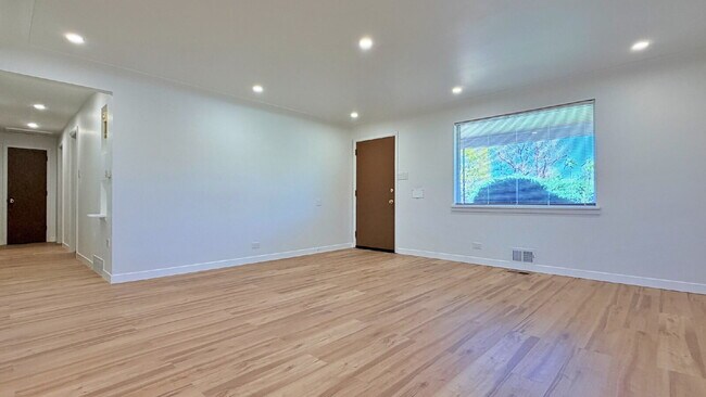 Foto del edificio - FANTASTIC REMODELED 3 Bed 2 Bath Home in Strayer & Shephards Park Hill Brand New Flooring New Car...