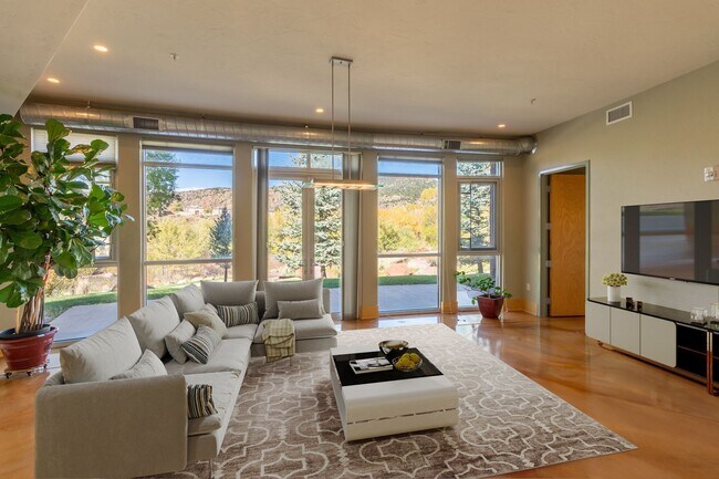 Foto del edificio - 55 Rivergate Ln