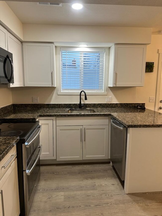 Building Photo - 602 E Carmel Dr