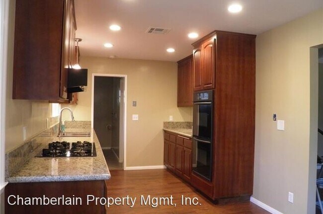 Building Photo - 3 br, 1.5 bath House - 243 E. View St