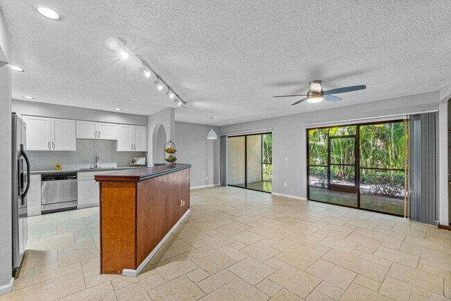 Building Photo - 5540 Coach House Cir